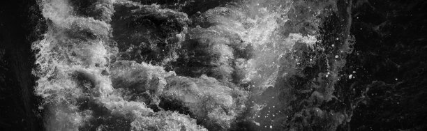 海浪由小船留下。全景。写作领域。背景。墙纸。图片下载