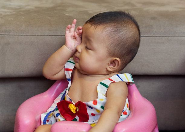 一个睡意朦胧的小女孩。特写肖像。图片下载