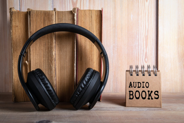 有声书本。教育、技能、娱乐和在线课程的概念图片下载