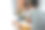 两个兄弟之间的男孩真正的兄弟在休闲服装玩玩具车在家里图片下载