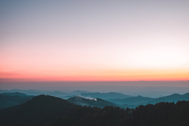 日落时山顶的风景。图片下载