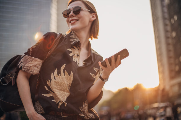 城里有个女人在打电话发短信素材图片