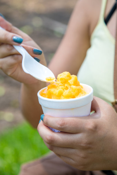 浇芒果冰的女人图片下载