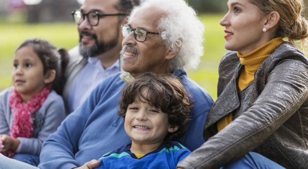 三代拉美裔家庭，男孩在笑素材图片