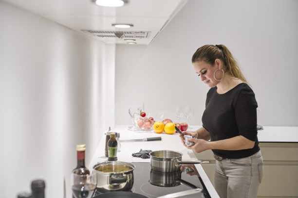 厨房的烹饪活动图片下载