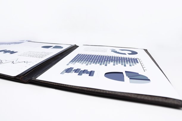 办公室桌上有营销方案和财务图表图片下载