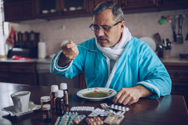 一个病人坐在家里喝热汤图片下载