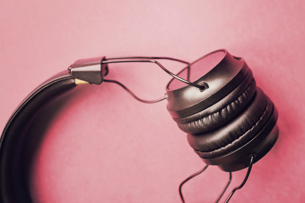 彩色背景上的耳机。图片下载