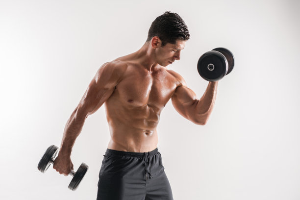 一个练哑铃的肌肉男图片下载