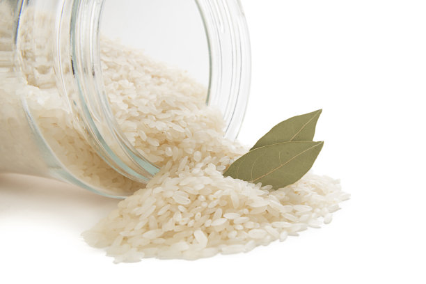 将生米与月桂叶一起储存在超大玻璃罐中图片下载