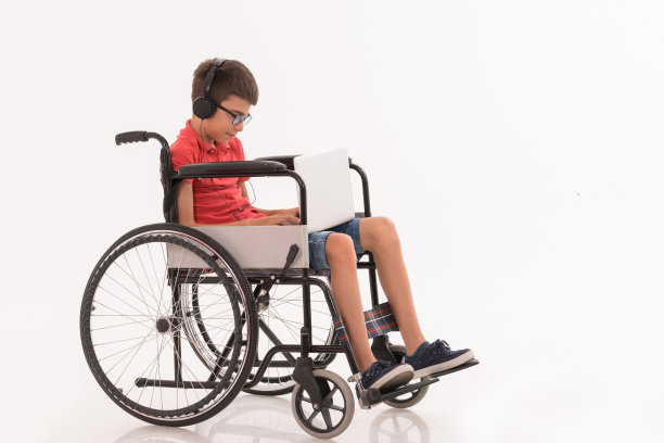 一个使用笔记本电脑的残疾小男孩图片下载