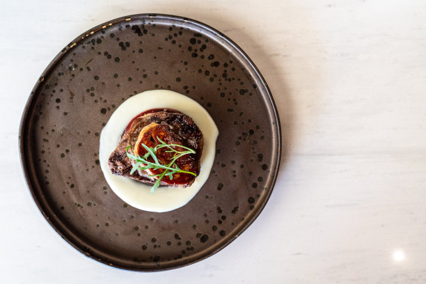 牛排上放鹅肝酱图片下载