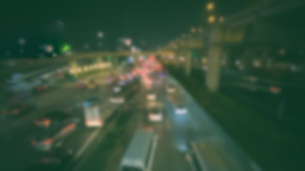 在交通堵塞的夜晚，汽车的刹车灯模糊不清。城市概念中的交通堵塞图片下载