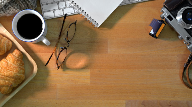 俯视图的工作场所与办公用品，早餐与复印空间在木桌上图片下载