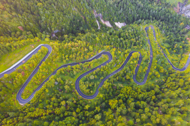 鸟瞰图，山间蜿蜒的道路在秋天图片下载