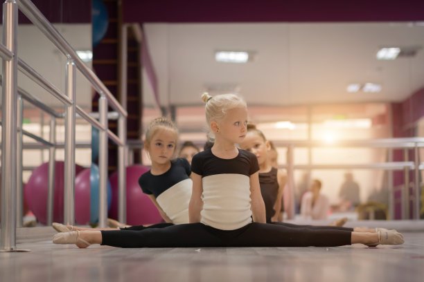准备室内芭蕾舞训练的年轻女孩图片下载