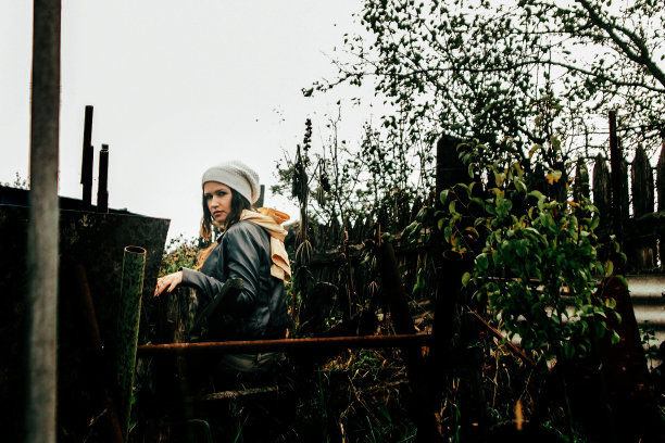 一个古老的村庄院子的图像。图片与文字空间图片下载