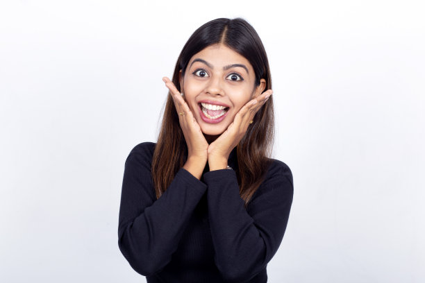 印度女商人双手捂着脸表现出惊讶图片下载