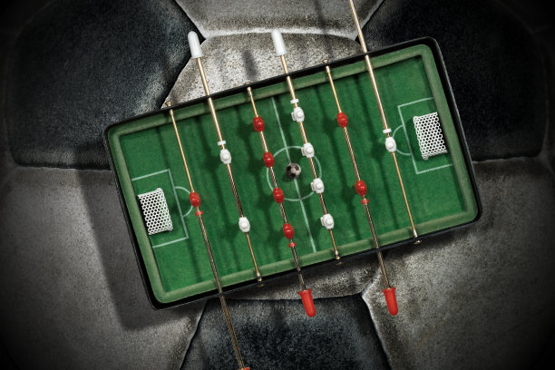 桌上足球-迷你桌上足球游戏在一个旧的足球图片下载