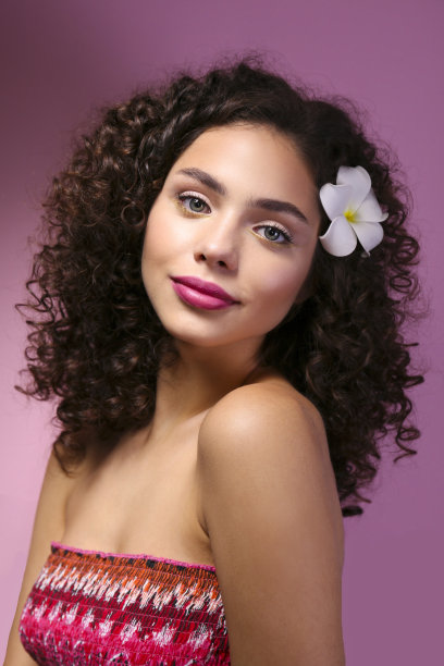 淡妆、卷发、露肩的美女。图片下载