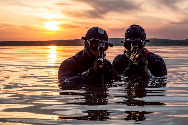 特种部队队员水上执行任务图片下载