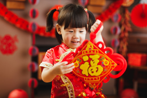 中国小女孩穿着传统服装庆祝中国新年图片下载