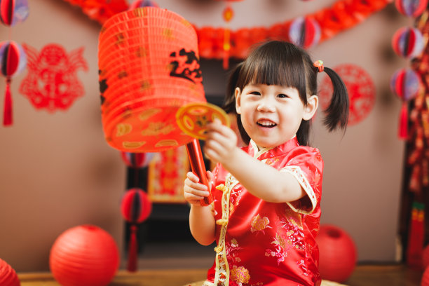 中国小女孩穿着传统服装庆祝中国新年图片下载
