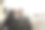 一对旅行者在街上接吻。男人和女人都穿着休闲服装。两件皮夹克。为他的太阳镜。生活方式的主题。图片下载
