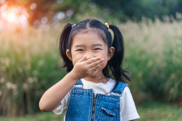 可爱的女孩捂住嘴图片下载
