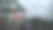 交通中的汽车和灯光模糊不清。雨点落在挡风玻璃上图片下载