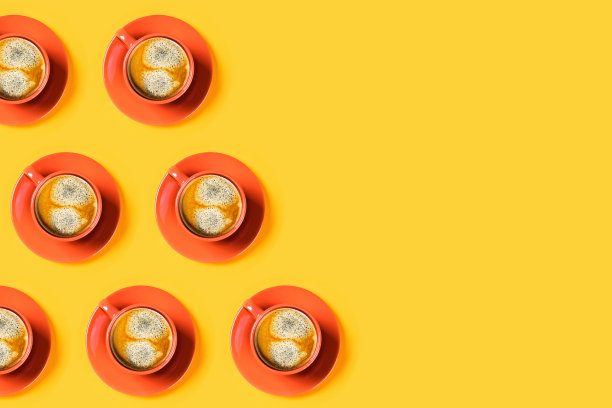 黄色背景上的几杯咖啡。图片下载