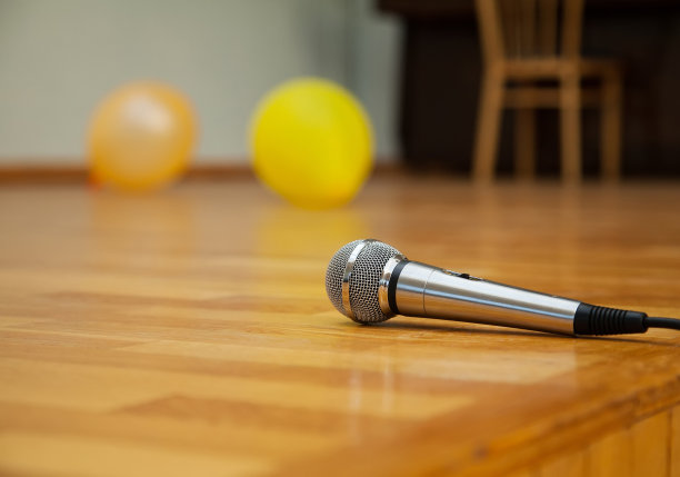 舞台木地板上的麦克风-音乐会结束了图片下载