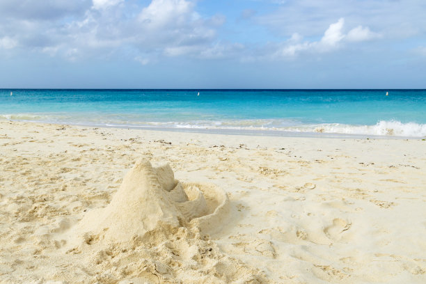 白沙海滩天堂的沙堡图片下载