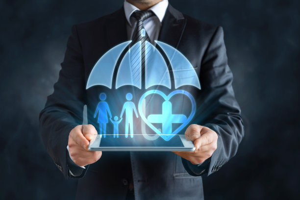 家庭和心形全息伞下，保险概念图片下载