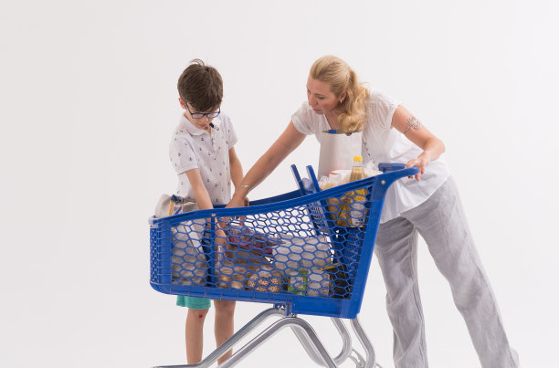 快乐的母子推着购物车图片下载