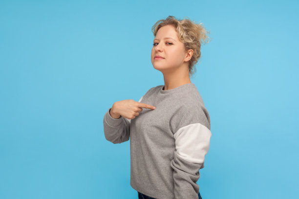 这是我!自私傲慢的女人用短卷头发指着自己，感觉高傲傲慢素材图片