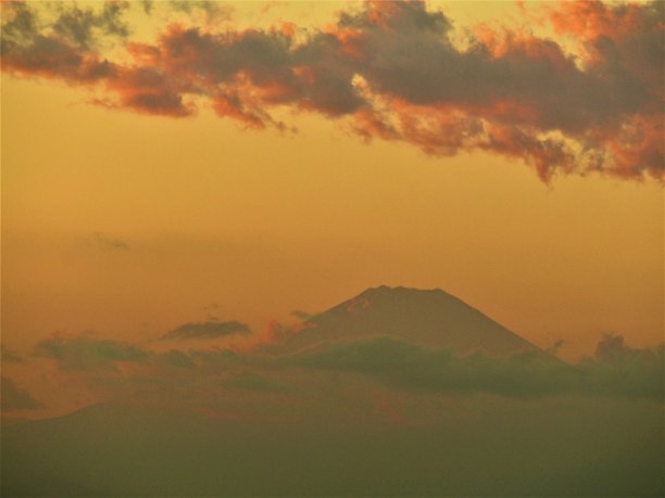 日落东京湾与富士山。图片下载