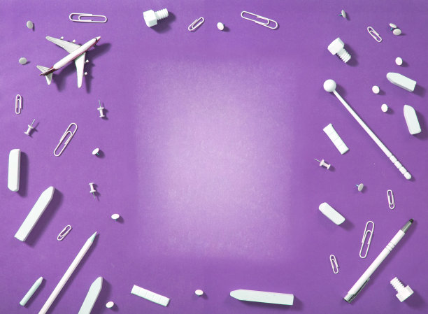 回到学校的概念。紫色背景上的白色配饰与中间的负空间。副本的空间。图片下载