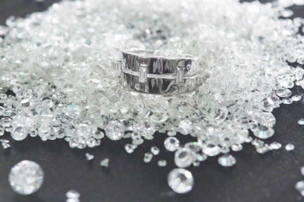 钻石戒指上的珠宝背景的特写，铂金戒指上的钻石。闪亮的背景与婚礼概念，图片下载