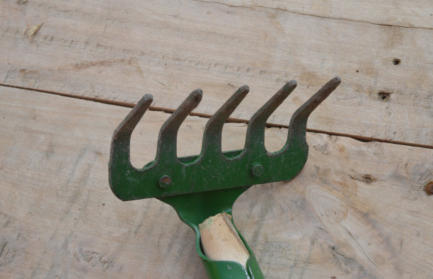 木质背景上的花园耙图片下载