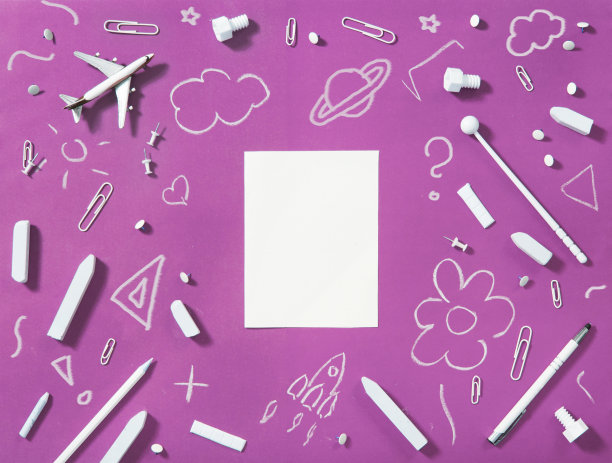 回到学校的概念。白色的配件和粉笔画在粉红色的背景和空白纸在中间。负空间。图片下载