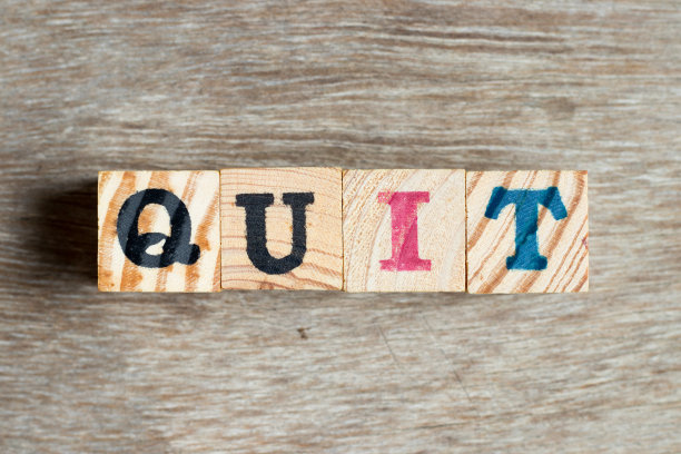 字母块在单词退出木背景上图片下载