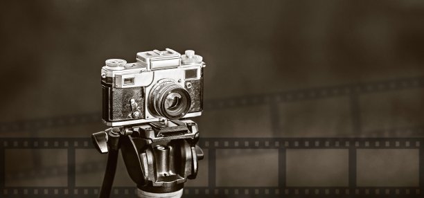 三脚架上的复古相机，背景模糊图片下载