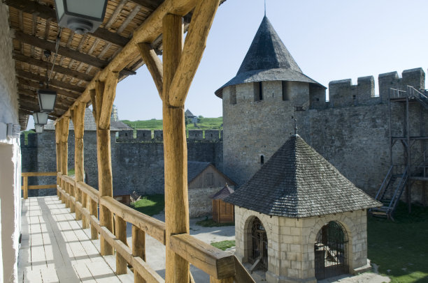 从木制画廊看到霍廷堡垒建筑图片下载