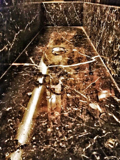 黑色大理石盆或水槽，带有白色条纹和反光图片下载