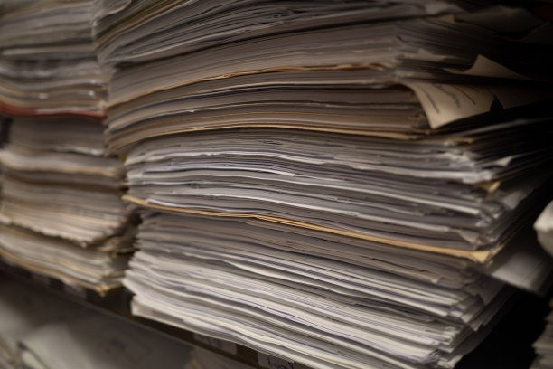 在档案库里有一些架子上堆满了堆积如山的文件图片下载