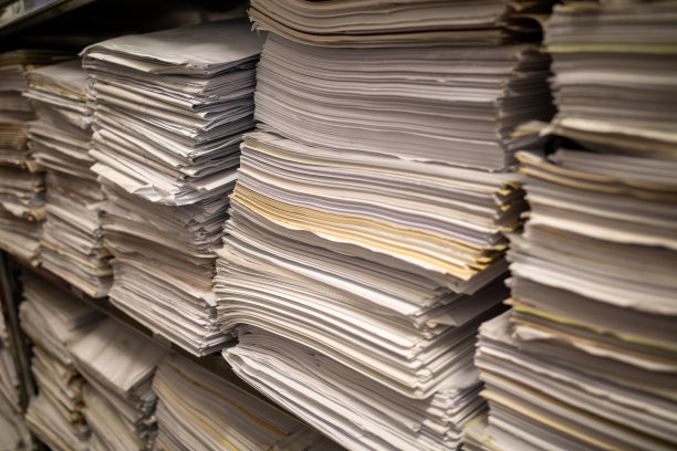 在档案库里有一些架子上堆满了堆积如山的文件图片下载