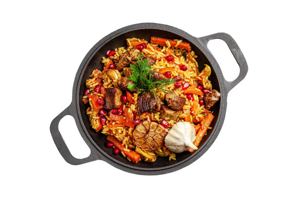 乌兹别克肉饭和羊肉放在乌兹别克盘子里和铁锅里。孤立的形象图片下载