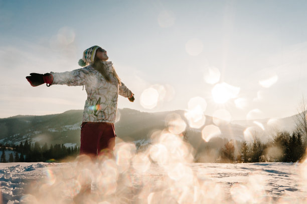 女孩喜欢冬天的雪山。走进大自然。霜的季节。假期的概念。徒步旅行在山脉。天气寒冷，山上有雪。徒步旅行。一个登山者在一个阳光明媚的冬日登上山顶。图片下载