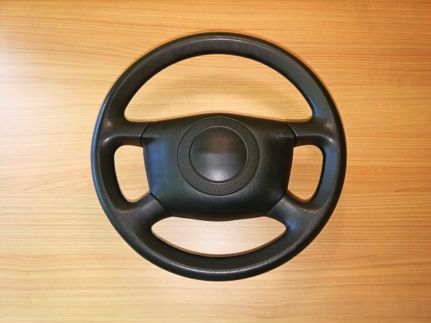 方向盘塑料黑色，从车上拿下来放在桌上图片下载